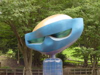 庭園入口にあるモニュメント