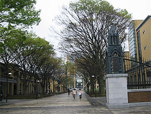 青山学院正門前